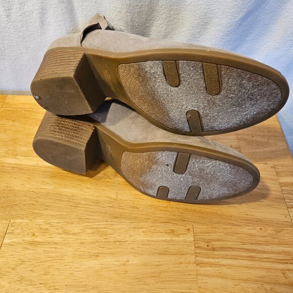 Women's Fergalicious Shoes by Fergi. Size 8.5M.  ITEM #196 - Picture 5 of 6